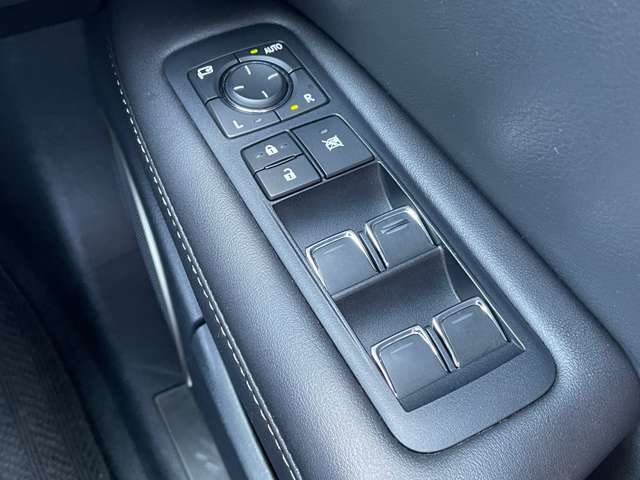 ご遠方の場合でも、下取り車両の金額を概算でお出しすることは可能でございます。車検証をお手元に、走行距離をご確認の上お問い合わせくださいませ。