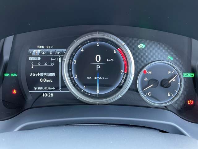 ご遠方の場合でも、下取り車両の金額を概算でお出しすることは可能でございます。車検証をお手元に、走行距離をご確認の上お問い合わせくださいませ。