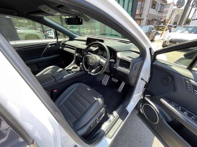 ご遠方の場合でも、下取り車両の金額を概算でお出しすることは可能でございます。車検証をお手元に、走行距離をご確認の上お問い合わせくださいませ。