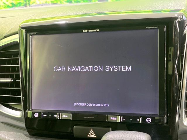 【大画面ナビ】人気の大型8インチナビを装備。存在感のある大画面はインパクト大！ナビ利用時のマップ表示は見やすく、テレビやDVDは臨場感がアップ！いつものドライブがグッと楽しくなります♪