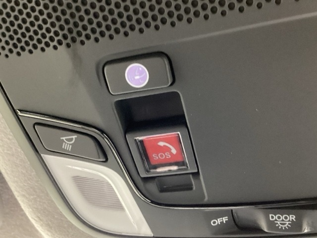 緊急通報ボタンがついています。ワンタッチでオペレーターと繋がるので、万が一の時にあると安心な機能です。