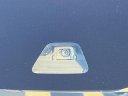 【スマートアシスト】走行中に前方の車両等を認識し、衝突しそうな時は警報とブレーキで衝突回避と被害軽減をアシスト。より安全にドライブをお楽しみいただけます。