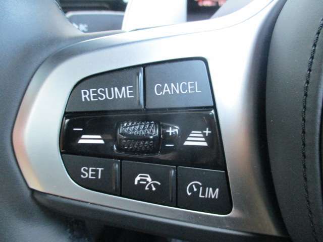 アクティブクルーズコントロール装備です。設定速度をキープしつつ、車間距離を優先し安全走行を可能と致します。長距離ドライブにマストな装備です。