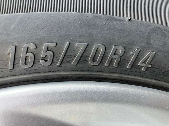 165/70R14サイズのエコタイヤ装着しています。