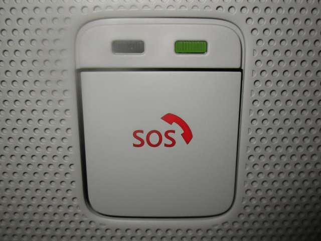 SOSコールは急病時やあおり運転被害などの危険を感じた時スイッチを押すと専門のオペレータに繋がって警察や消防への連携をサポートしてくれます。万が一の事故発生時にはエアバッグ展開と連動して自動通報します。
