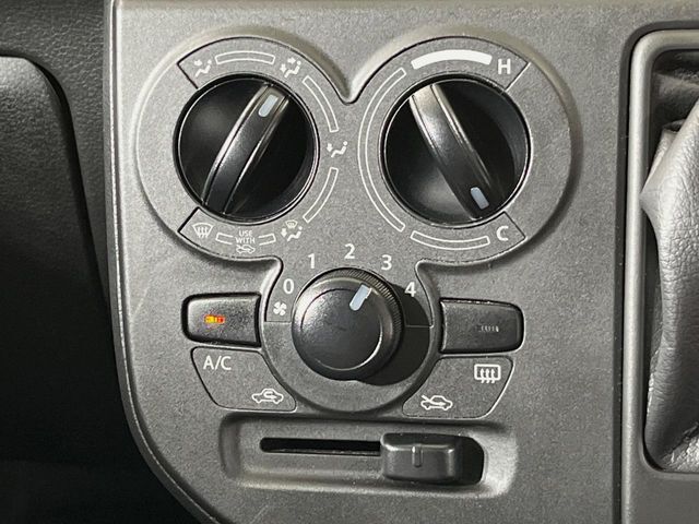 寒い冬も暑い夏も全席に快適な空調を届けてくれる、ダイヤル式エアコンを装備♪