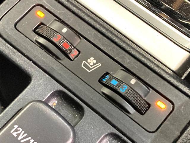 【シートベンチレーション】夏場は涼しい風でお尻や背中の熱やムレを防ぎ、冬はエアコンよりも早く温まってポカポカに！季節を問わず快適に過ごせます。