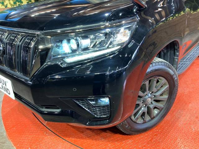 【LEDヘッドライト】悪天候や夜間走行時も良好な視界を確保し安心して運転できる高輝度LEDヘッドライトを装備！点灯速度が早く、消費電力も抑えられています。