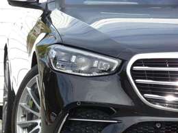 「オブシディアンブラック」と呼ばれるメタリックカラーをまとい、内外装をスポーティーに仕立てるオプションの「AMGライン」を装着！