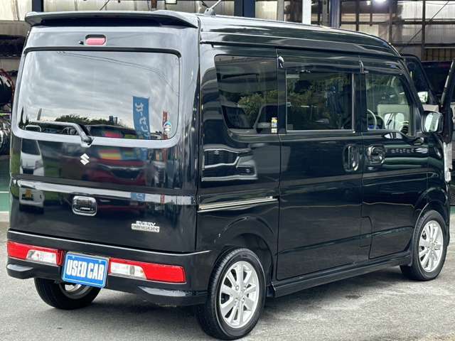 ★右斜め後ろからの一枚です★納車前にはバッチリ仕上げをしてご納車しております！商談時に小キズや線キズなど気になる所があればお気軽にご相談下さい♪内装の写真も是非ご覧ください♪