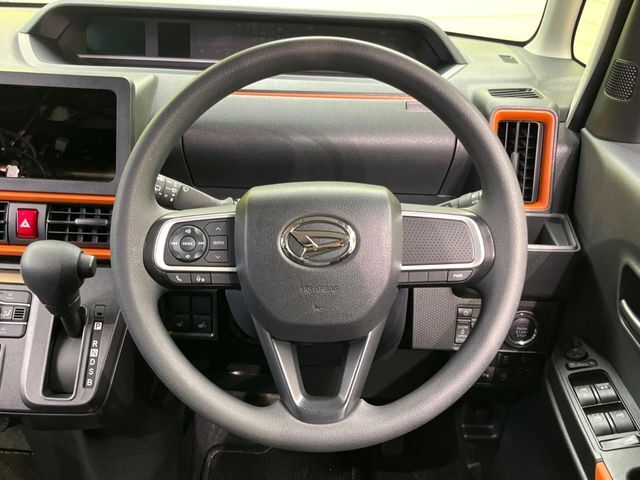 【ステアリングスイッチ】運転中、前方から目線をそらすことなく、オーディオ等の操作が可能な便利機能！安心＆快適なドライブを演出してくれます♪