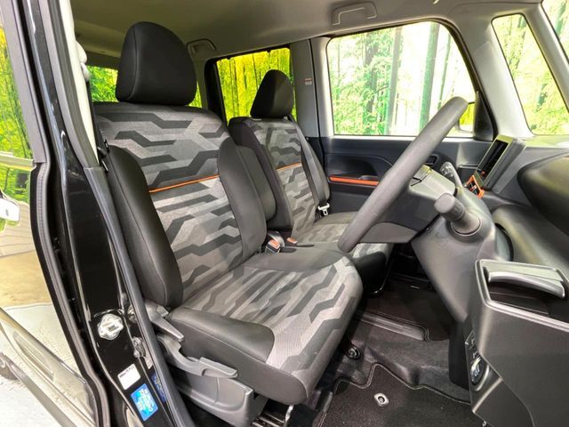 運転席まわりには十分なスペースがあり、大柄な方でもゆったり運転していただける環境です。