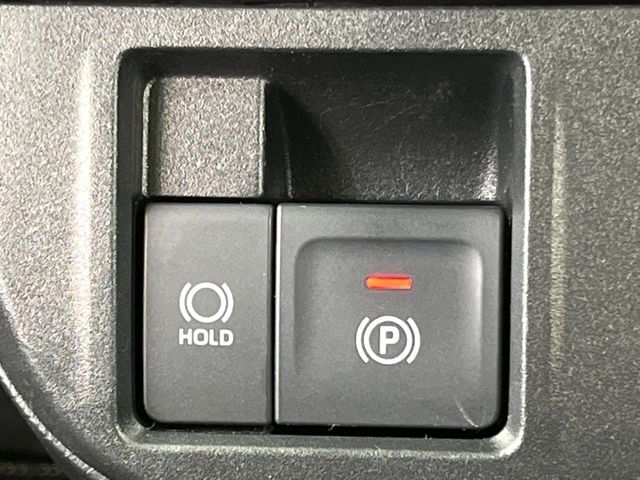 【電動パーキングブレーキ】パーキングブレーキは便利な電動式！ボタン一つで操作でき、アクセルを踏めば自動で解除されます♪レバーやペダルが無いので運転席廻りもすっきりしますね♪