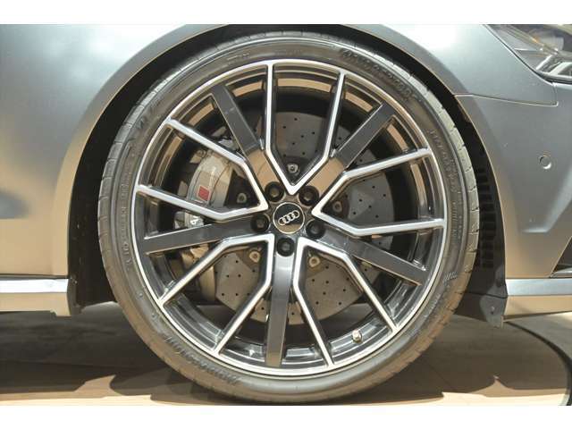 オプションセラミックブレーキ装着！21インチ アルミホイール 5Vスポークスターデザイン　 9.5Jx21 （Audi Sport）285/30R21タイヤ