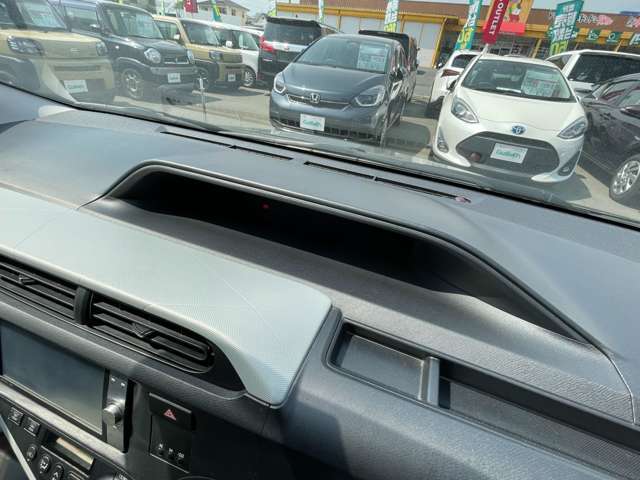 運転席周りのスイッチ類になります。様々な装備がついておりますので、ご不明な点があれば、いつでもお問い合わせお待ちしております。