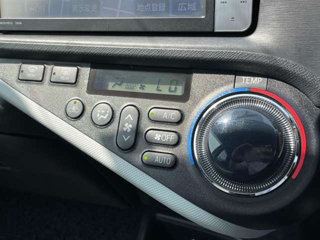 運転席周りのスイッチ類になります。様々な装備がついておりますので、ご不明な点があれば、いつでもお問い合わせお待ちしております。