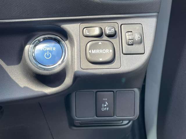 運転席周りのスイッチ類になります。様々な装備がついておりますので、ご不明な点があれば、いつでもお問い合わせお待ちしております。