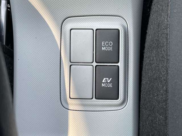 運転席周りのスイッチ類になります。様々な装備がついておりますので、ご不明な点があれば、いつでもお問い合わせお待ちしております。