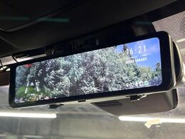 【カラーヘッドアップディスプレイ】現在の速度や走行情報をデジタル表示で運転席前方のガラスに投影！カラー付きで視認性も高く、運転中目線をずらさず必要な情報を確認できるのでとっても便利で安心！