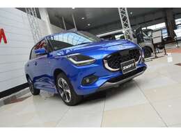 発電効率に優れたISG（モーター機能付発電機）により、減速時のエネルギーを利用して発電し、専用バッテリーに充電。加速時には、その電力を活かしてエンジンをモーターでアシストすることでガソリン消費を抑えます