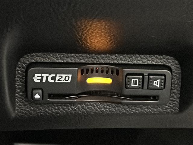 【ETC】有料道路を利用する際に料金所で停止することなく通過できる、ETC車載器（ノンストップ自動料金収受システム機器）が装備されています。セットアップを行うことで利用可能になります。