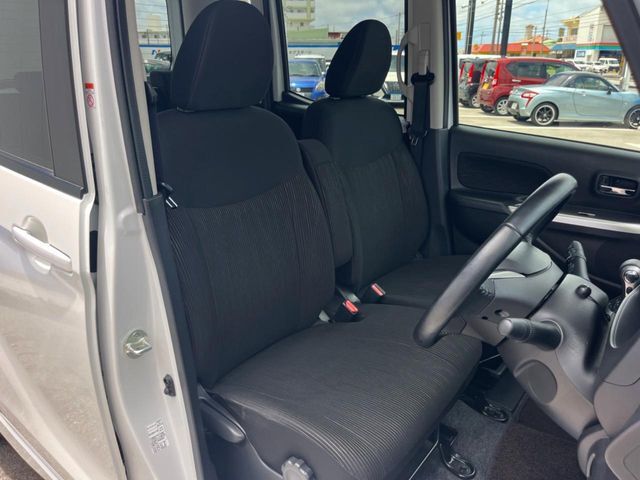 運転席シート廻りは使用感も少なく、良好な状態となっています。丁寧に使われていたことがよくわかりますね。