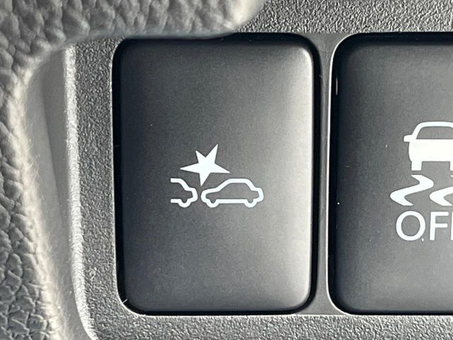 【エマージェンシーブレーキ】走行中に前方の車両等を認識し、衝突しそうな時は警報とブレーキで衝突回避と被害軽減をアシスト。より安全にドライブをお楽しみいただけます。