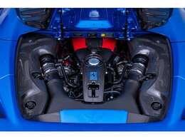 V8ターボエンジンからは720CVのパワーを発揮。カーボンファイバー・エンジンカバーがV8エンジン部分をより際立たせます。カーボンファイバーエンジンカバー標準装備