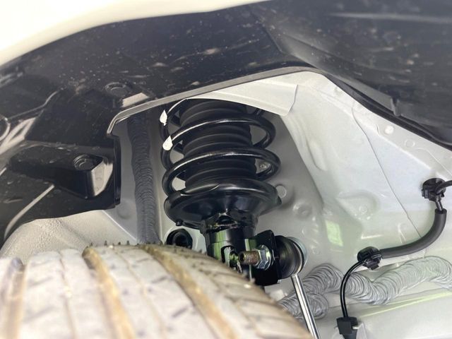 お車を安心してお乗りいただく為には、足回りの定期点検が欠かせません。サービスサポート（有償保証）では無料点検もご提供しており、安心のカーライフをお過ごしいただけるサポート体制が整っています。
