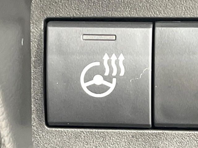 【ステアリングヒーター】冬場に冷たくなりやすい革巻きステアリングを、スイッチ一つで素早く適温に！エアコンよりも早く温まってくれるので、寒い日の運転も快適になりますね♪