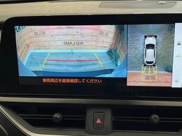 【パノラミックビューモニター】専用のカメラにより、上から見下ろしたような視点で360度クルマの周囲を確認することができます☆死角部分も確認しやすく、狭い場所での切り返しや駐車もスムーズに行えます。