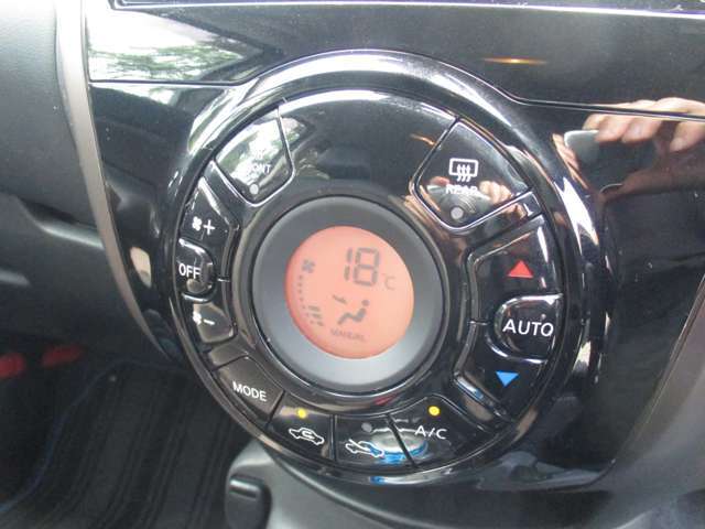 AUTOエアコン付ですので、車内の温度調節も自動です☆☆