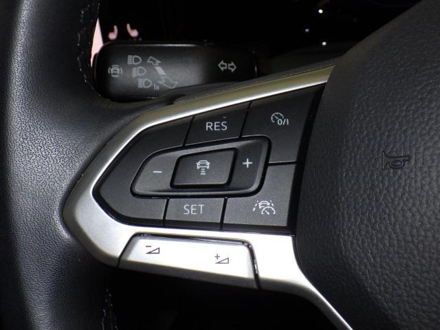 マルチファンクションスイッチつきの本革巻きステアリングは、より安全な長時間ドライブをサポートします。