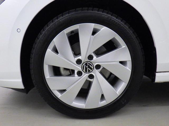 純正17インチアルミホイール：輸入車ならではの卓越した走りを支えるホイールと足回りです！日本車の走りに慣れている方にもぜひ体感して頂きたい程高いレベルでまとまっています。