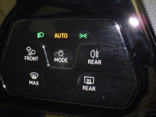 タッチコントロール。ライト機能やアシストシステムなどのスイッチを、指先で触れることによりスムーズに操作できます。