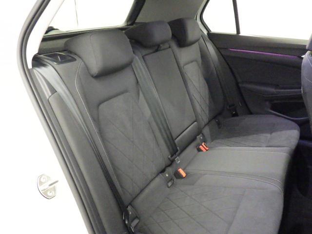 安全性と快適性を追求した、少し硬めのシート。 これは長時間の運転や渋滞などの状況でも、身体の疲労度が少ないことを求めたものです。