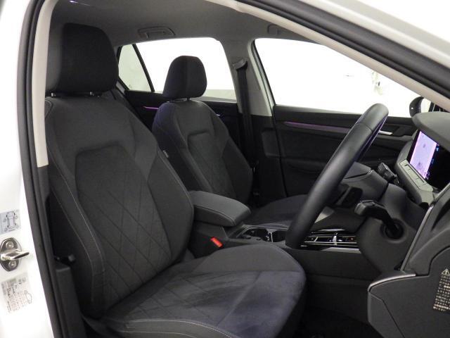 シートヒーター付き運転席。フォルクスワーゲンのシートは、ドライブ中の身体をしっかりと支え、正しい姿勢で運転することを考慮しています。