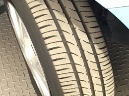 安全に走行するためには空気圧の確認をはじめ溝の深さ、ひび割れの等の点検が必要です。点検時に交換が必要と判断した場合は交換いたします。