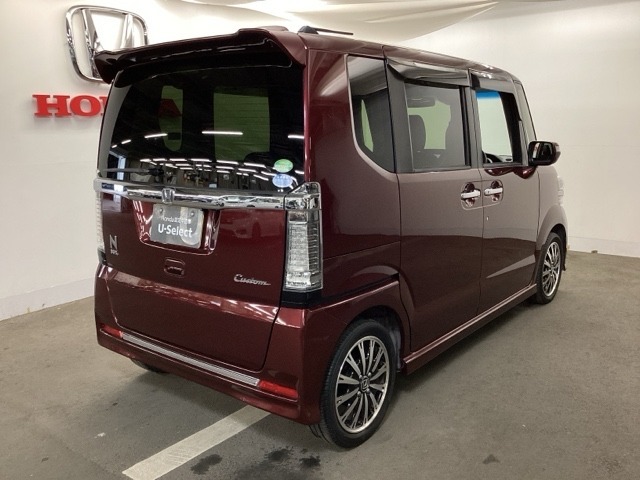 プライバシーガラスが装備されています。外を見るときには気にならずに、後方車両からは車内が見えにくい設計になっております。