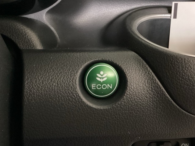 【eコンスイッチ】低燃費運転をサポートするECONモード。スイッチをONすると、エンジンやトランスミッション、A/Cなどを協調制御し、燃費の向上に貢献。エコドライブの効果を高めます。