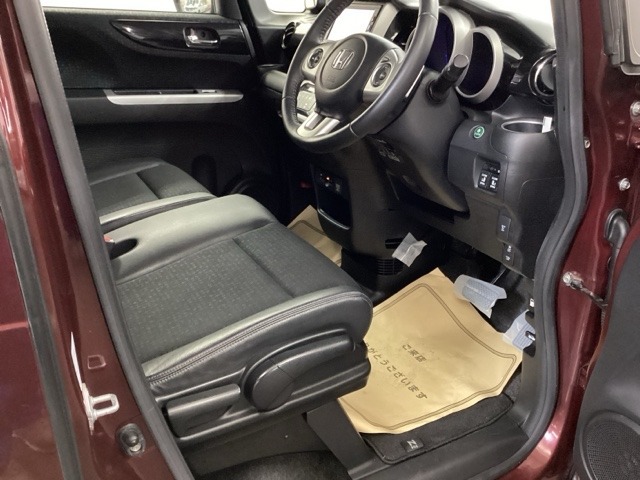 運転席は、大きな座面と包み込むような背もたれがドライバーの身体全体をしっかり支えます。上質なシート素材と座り心地のよいクッションを採用し、長時間の運転やコーナーの多い道も快適です。