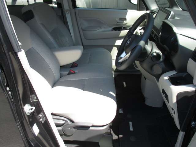 運転席まわりです。運転席からの視界が左右に広く隅々まではっきりと見渡せます！クルマの前端も把握しやすく安心して運転できます！