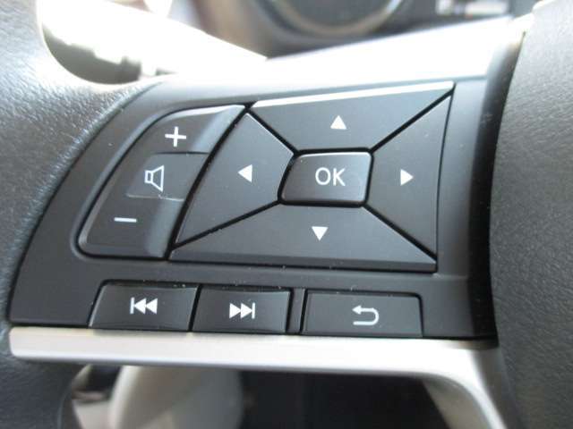 ステアリングスイッチ搭載！ハンドルひとつで手を離さなくても運転中視線をそらさなくても操作が出来て便利です♪