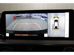 前後左右のカメラの映像を合成し、車を上から見たような視点のパノラミックビューモニター。後方の死角だけでなく左右や前方の障害物の発見もしやすくなります。