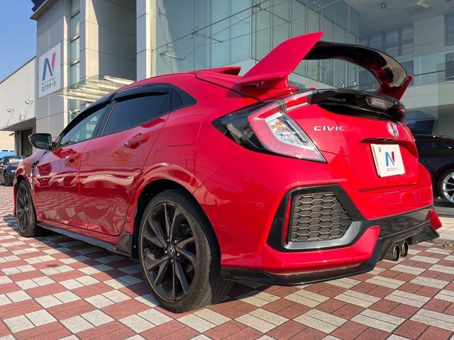 【大型リヤスポイラー】スポーツカーらしさがグッと引き立つ大型リヤスポイラーを装着♪高速走行時のスタビリティ（走行安定性）向上に役立ちます。