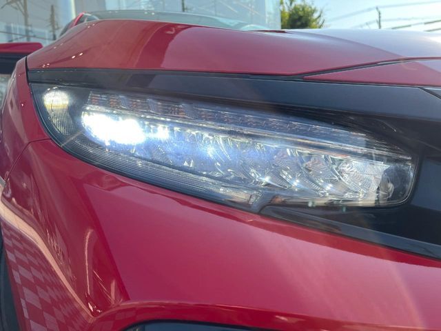 【LEDヘッドライト】悪天候や夜間走行時も良好な視界を確保し安心して運転できる高輝度LEDヘッドライトを装備！点灯速度が早く、消費電力も抑えられています。