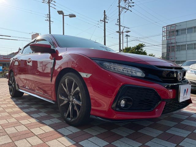 大好評のボディコーティング「弾スプラッシュコート」もご納車までに施工可能。通常のガラスコートと異なる、耐久年数6年の無機質ガラスコーティングが、ボディをキレイな状態に保ってくれます。