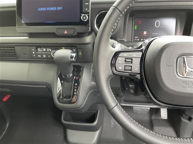 【ステアリング】軽い力で扱いやすいハンドルです。目立つ傷やスレなどなく綺麗な状態です！除菌プランいれていただくとさらに快適に！清潔なお車はお子様にも安心ですね！