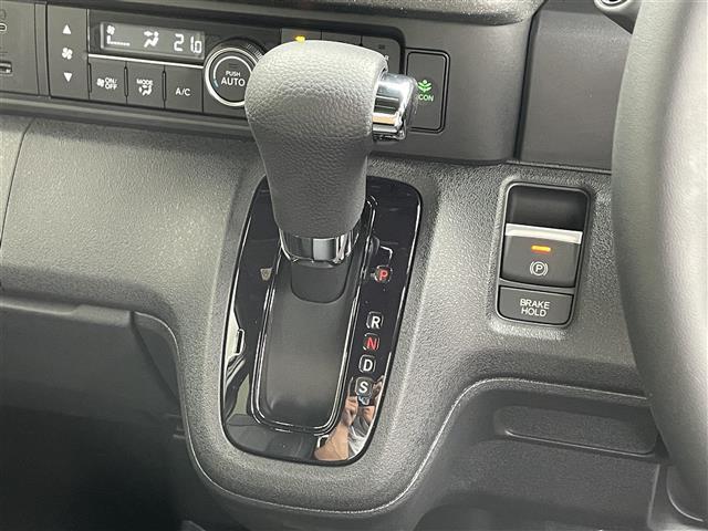 【シフトレバー】シフトも操作しやすく快適なドライブを楽しんでいただけます！