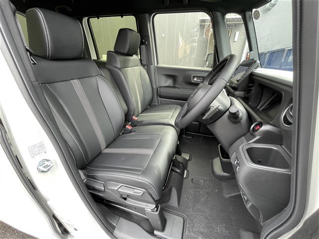 【運転席】座り心地が良いシートなので長時間の運転でも快適にお過ごしいただけます。新品のフロアマットのご注文も可能です。掲載箇所以外にご希望の写真がございましたらお気軽にお問い合わせ下さい。